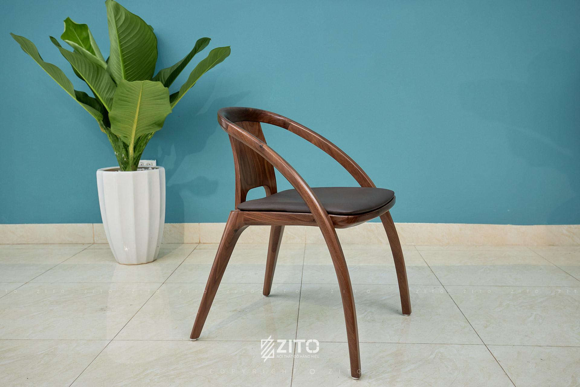 Dáng ghế được nghiên cứu kỹ lưỡng, đảm bảo sự thoải mái khi ngồi lâu mà vẫn giữ nét thẩm mỹ sang trọng